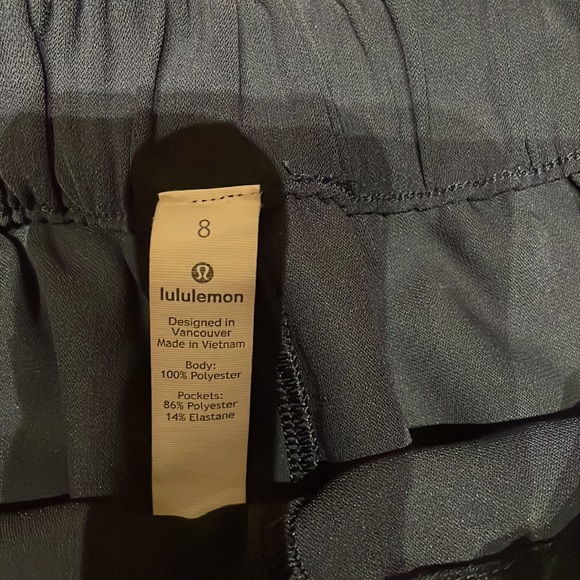 Lululemon black shorts size 8 - Picture 2 of 2
